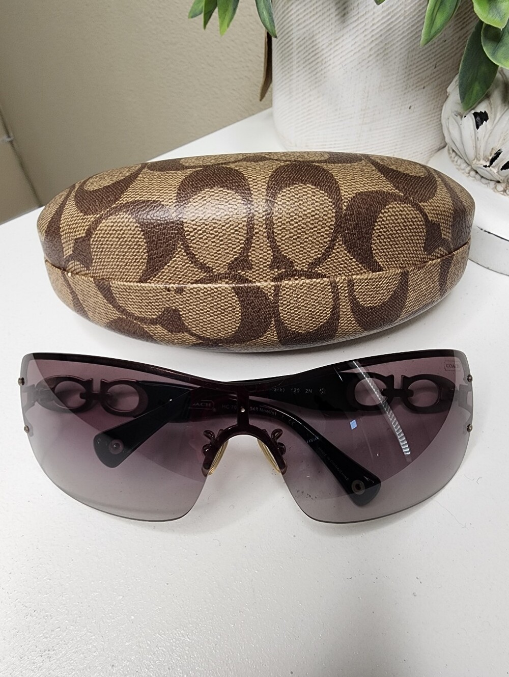 Coach Women's Black Gradient  Sunglasses with Signature Case HC 7018 NOELLE